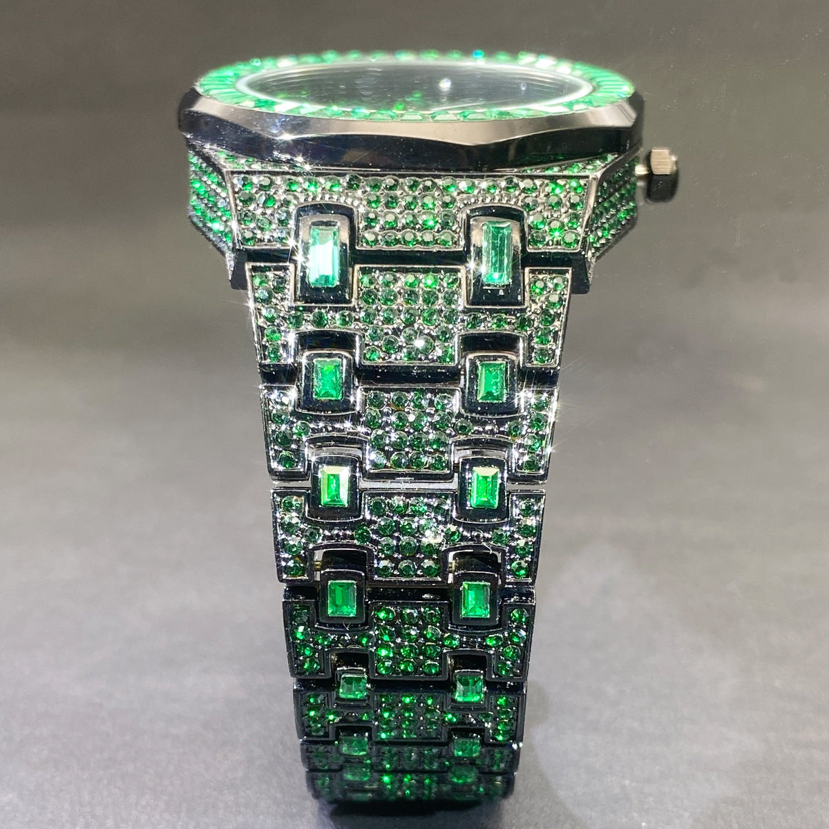 U.M | Fashionable Green Quartz Wristwatch